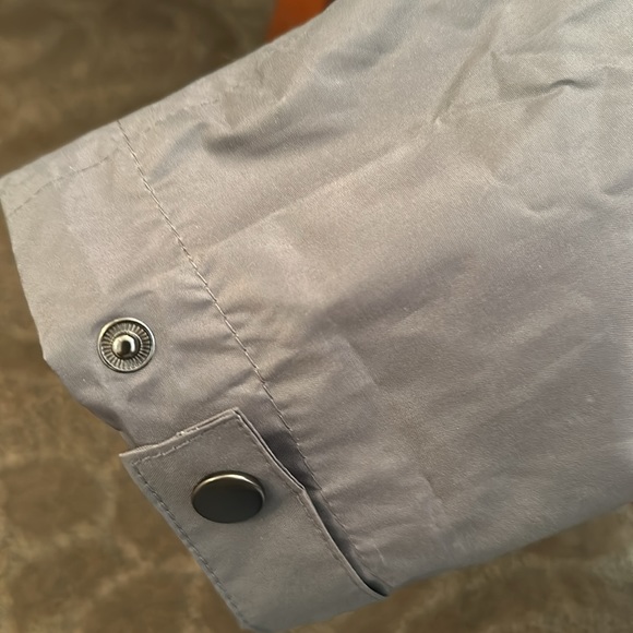 Windbreaker with adjustable sleeves and hood. NWT - Picture 4 of 4